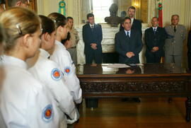 Germano Rigotto assina o decreto de devolução do Colégio Tiradentes para a Brigada Militar. Autor: Nabor Goulart