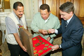 Germano Rigotto recebe o presidente da Venezuela, Hugo Chávez. Autor: Nabor Goulart
