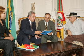 Chefe da Casa Civil, Alberto Oliveira, recebe visita do presidente da coordenadoria municipal de tradicionalismo de Santana do Livramento. Autor: Ivan de Andrade