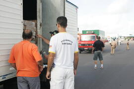 Fiscais da Vigilância Sanitária, da Secretaria de Estado da Saúde, durante fiscalização na BR-290 (freeway), em Santo Antônio da Patrulha. Autor: Itamar Aguiar