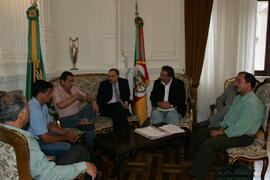 Chefe da Casa Civil, Alberto Oliveira, recebe o prefeito de Garruchos, João Portela, e comitiva. Autor: Ivan de Andrade