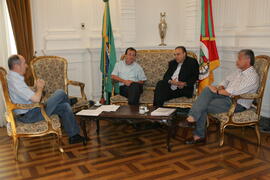 Chefe da Casa Civil, Alberto Oliveira, em audiência com o prefeito de Dois Irmãos, Renato Dexheimer. Autor: Itamar Aguiar