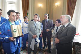 Germano Rigotto recebe homenagem da direção e atletas de futsal do Esporte Clube Cruzeiro. Autor: Itamar Aguair