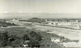 Vista panorâmica da obra da Refinaria de Duque de Caxias (REDUC) (julho de 1960) (1/5)