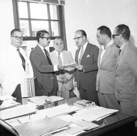 Entrega da revista sobre o botulismo ao secretário de Saúde, feita pelo diretor do Pronto Socorro de Porto Alegre