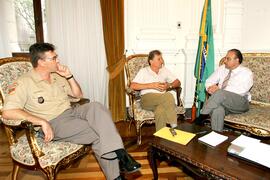 Chefe da Casa Civil, Alberto Oliveira, durante audiência com o ex-presidente do PMDB de Frederido Westphalen, Paulo Bureseska. Autor: Ivan de Andrade
