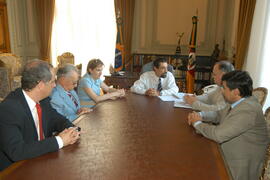 Governador em exercício, Antônio Hohlfeldt, durante reunião com a procuradora-geral do Estado, Helena Maria Coelho; Giovanni Luigi, representante da Estação Rodoviária de Porto Alegre; Nelson Noll e Valter Azevedo, do Sindicato das Estações Rodoviárias do RS. Autor: Paulo Dias
