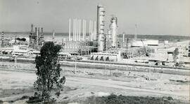 Vista panorâmica da obra da Refinaria de Duque de Caxias (REDUC) (julho de 1961) (2/5)