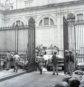 Chegada de reforço de tropas da Brigada Militar para fortificação do Palácio Piratini em defesa da legalidade democrática