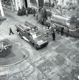 Apresentação do carro de socorro do Corpo de Bombeiros do estado ao governador Ildo Meneghetti