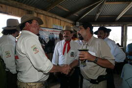 Chefe da Casa Civil, Alberto Oliveira, e governador em exercício, Antônio Hohlfeldt, visitam o XXVII Rodeio Crioulo Nacional de São José dos Ausentes. Autor: Ivan de Andrade