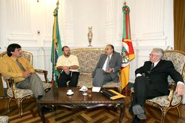 Chefe da Casa Civil, Alberto Oliveira, durante audiência com o presidente do PMDB e executiva de Butiá, Luiz Anônio Krumel. Autor: Ivan de Andrade