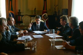 Governador Germano Rigotto recebe prefeito de Alpestre, Vilmar Domingos Basso, e presidente da Assembleia Legislativa, Vilson Covatti. Autor: Ivan de Andrade