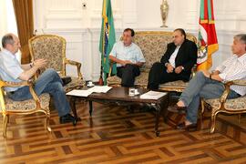 Chefe da Casa Civil, Alberto Oliveira, em audiência com o prefeito de Dois Irmãos, Renato Dexheimer. Autor: Itamar Aguiar