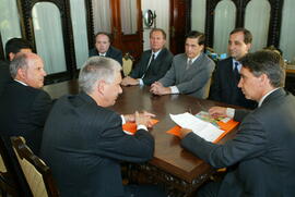 O governador Germano Rigotto participa de uma audiência com representantes da empresa Pernad Ricard Brasil, que lhe convidam a participar da solenidade de inauguração do Complexo Industrial do Vinho. Autor: Nabor Goulart