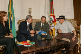 Chefe da Casa Civil, Alberto Oliveira, recebe visita do presidente da coordenadoria municipal de tradicionalismo de Santana do Livramento. Autor: Ivan de Andrade