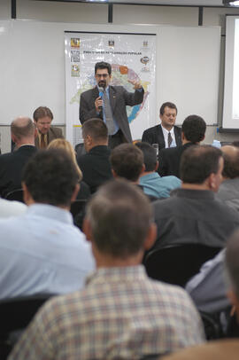 Vice-Governador, Antônio Hohlfeldt em reunião com empresários, prefeitos representantes de COREDES. Autor: Ivan de Andrade
