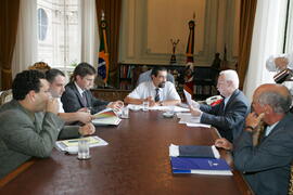 Governador em exercício, Antônio Hohlfeldt, durante reunião sobre reempenhos da Consulta Popular 2004 - Orçamento 2005, com representantes das secretarias da Coordenação e Planejamento e da Fazenda. Autor: Ivan de Andrade
