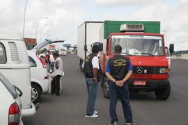 Fiscais da Vigilância Sanitária, da Secretaria de Estado da Saúde, durante fiscalização na BR-290 (freeway), em Santo Antônio da Patrulha. Autor: Itamar Aguiar