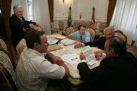 Chefe da Casa Civil, Alberto Oliveira, em audiência com o prefeito de Nova Prata, Vitor Pletsch. Autor: Itamar Aguiar