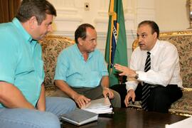 Chefe da Casa Civil, Alberto Oliveira, recebe a visita do coordenador da agência FGTAS/Sine de Novo Hamburgo, Ademir Reichert. Autor: Ivan de Andrade