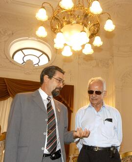 Vice-Governador, Antônio Hohlfeldt, e o chefe da Casa Civil, Alberto Oliveira, recebem o senador Pedro Simon no Palácio Piratini. Autor: Paulo Dias