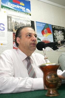 Chefe da Casa Civil, Alberto Oliveira, durante entrevista no estúdio de rádio da Secretaria de Comunicação do Estado. Autor: Ivan de Andrade