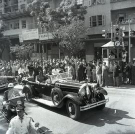 Visita do presidente Castelo Branco a Porto Alegre em carro oficial do governo