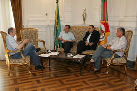 Chefe da Casa Civil, Alberto Oliveira, em audiência com o prefeito de Dois Irmãos, Renato Dexheimer. Autor: Itamar Aguiar