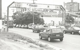 Faixa de protesto dos alunos da PUC contra  o estacionamento.  Autor: Ubirajara Machado