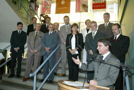 O governador do estado Germano Rigotto na inauguração do Laboratório de Tecnologia do Instituto de Ciências Exatas e Tecnológicas da Feevale. Autor: Nabor Goulart