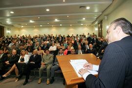 Chefe da Casa Civil, Alberto Oliveira, representa o governador durante solenidade de posse do novo presidente do Conselho Regional de Contabilidade do Estado, Rogério Rokembach. Autor: Ivan de Andrade