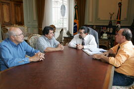 Governador em exercício, Antônio Hohlfeldt, durante audiência com o vereador Júlio Braga, presidente municipal do PMBD, Edson Bustamonte e o secretário Municipal do PMDB de Rosário do Sul. Autor: Ivan de Andrade