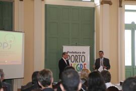 Vice-governador, Antônio Hohlfeldt, participa da entrega do projeto Fala Aí Porto Alegre ao Prefeito de Porto Alegre, José Fogaça. Autor: Ivan de Andrade