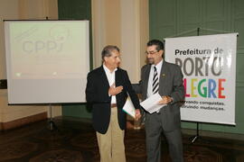 Vice-governador, Antônio Hohlfeldt, participa da entrega do projeto Fala Aí Porto Alegre ao Prefeito de Porto Alegre, José Fogaça. Autor: Ivan de Andrade