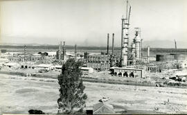 Vista panorâmica da obra da Refinaria de Duque de Caxias (REDUC) (julho de 1960) (2/5)