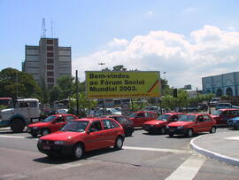 Outdoor colocado no largo da rodoviária, próximo à saída para a Avenida Castelo Branco: Bem-vindos ao Fórum Social Mundial 2003. Autor: Ivan de Andrade