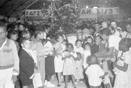 Natal da Legião Brasileira de Assistência (LBA) nos pavilhões da exposição do Menino Deus