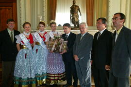 Entrega do convite para Festa da Colheita ao Governador Germano Rigotto - Bento Gonçalves. Autor: Nabor Goulart
