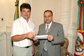 Chefe da Casa Civil, Alberto Oliveira, durante audiência com prefeito de Anta Gorda, Vanderlei Antônio Moresco. Autor: Paulo Dias