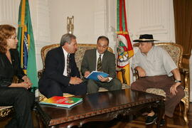 Chefe da Casa Civil, Alberto Oliveira, recebe visita do presidente da coordenadoria municipal de tradicionalismo de Santana do Livramento. Autor: Ivan de Andrade