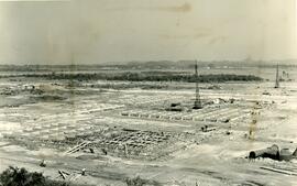JOB 1129 - Oficinas de manutenção de processo durante a conclusão das fundações da Refinaria de Duque de Caxias (REDUC) (julho de 1961)