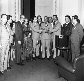 Apresentação, ao governador, da Taça Jules Rimet, conquistada pelo Brasil na Copa do Mundo