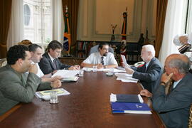 Governador em exercício, Antônio Hohlfeldt, durante reunião sobre reempenhos da Consulta Popular 2004 - Orçamento 2005, com representantes das secretarias da Coordenação e Planejamento e da Fazenda. Autor: Ivan de Andrade