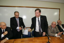 Chefe da Casa Civil, Alberto Oliveira, representa o governador durante solenidade de posse do novo presidente do Conselho Regional de Contabilidade do Estado, Rogério Rokembach. Autor: Ivan de Andrade