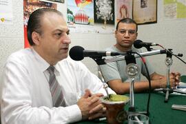 Chefe da Casa Civil, Alberto Oliveira, durante entrevista no estúdio de rádio da Secretaria de Comunicação do Estado. Autor: Ivan de Andrade