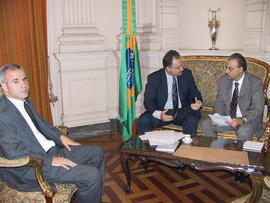 O procurador-geral da Justiça, Cláudio Barros Silva, visita o chefe da Casa Civil, Alberto Oliveira. Autor: Ivan de Andrade