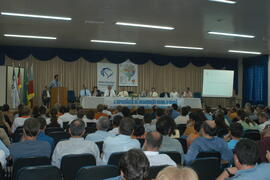 Vice-Governador, Antônio Hohlfeldt, recebe réplica da Cátedra de Santo Ângelo do prefeito, José Lima Gonçalves. Autor: Ivan de Andrade