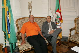 Chefe da Casa Civil, Alberto Oliveira, recebe visita do suplente de vereador do PMDB de Santiago, Arlindo Alves da Silva. Autor: Ivan de Andrade