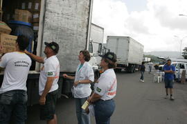 Fiscais da Vigilância Sanitária, da Secretaria de Estado da Saúde, durante fiscalização na BR-290 (freeway), em Santo Antônio da Patrulha. Autor: Itamar Aguiar